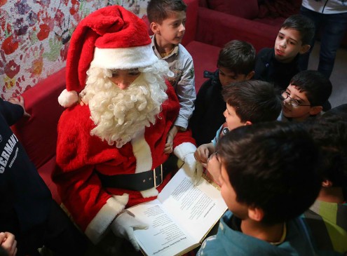 Harvard Spreads Christmas: Santa Claus is Coming to Class!