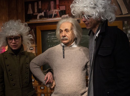Albert Einstein : A Flawed Human Life Of The Godly Physicist [Video]