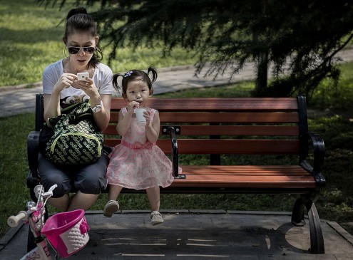 Excessive Use of Smartphones Cause Speech Delay In Children Under 2 Years Old [VIDEO]