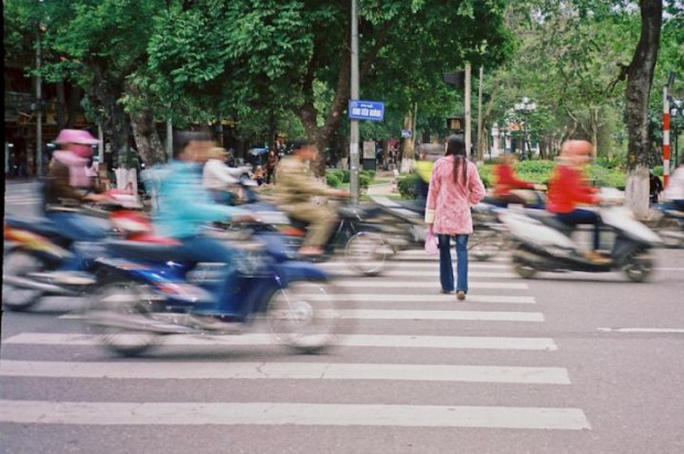 IN BUSY SETTINGS, SUCH AS CROSSING A ROAD, PEOPLE PAY MORE ATTENTION TO STIMULI THEY ASSOCIATE WITH DANGER.