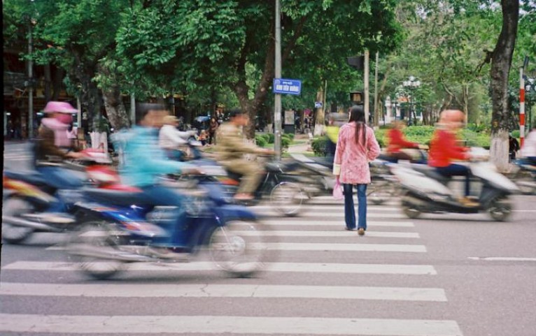 IN BUSY SETTINGS, SUCH AS CROSSING A ROAD, PEOPLE PAY MORE ATTENTION TO STIMULI THEY ASSOCIATE WITH DANGER.