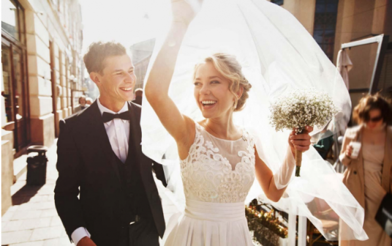 7 Pros and Cons of Getting Married In College